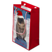 Niedlich Happy Festive Quokka am Strand Australien Kleine Geschenktüte (Rückseite Schrägansicht)