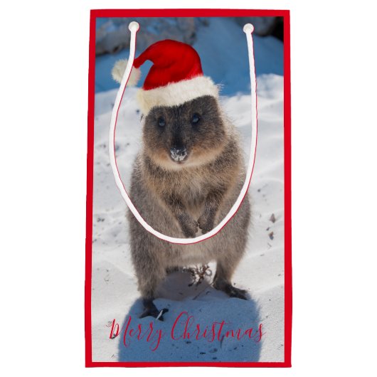Niedlich Happy Festive Quokka am Strand Australien Kleine Geschenktüte (Vorderseite)