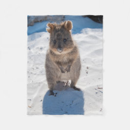 Niedlich & Happy Quokka am Strand Australien Fleecedecke