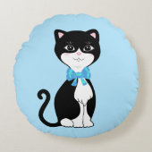Niedlich Happy Tuxedo Cat auf Light Blue Rundes Kissen (Vorderseite)