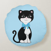 Niedlich Happy Tuxedo Cat auf Light Blue Rundes Kissen (Rückseite)