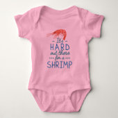 Niedlich Hard Out für einen Shrimp Funny Puff Baby Strampler (Vorderseite)