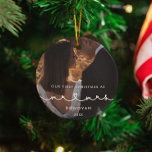 Niedlich Heart Schriftart Erste Weihnachten als Mr Keramik Ornament<br><div class="desc">Unsere erste Weihnachtsfeier als Mr. und Mrs.,  frisch vermählte Meilenstein Foto Ornament. Eine moderne Typografie mit niedlichem Herzstück für diese Foto-Ziersammlung. So passen Sie sich an Ihr Lieblingsbild an. Sie können die Farbe des Schriftartes auch ganz nach Ihren Wünschen ändern.</div>