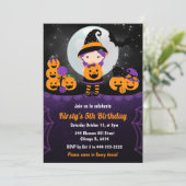 Niedlich Hexenmädchen und Pumpkins Kindergeburtsta Einladung (Stehend Vorderseite)