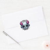 Niedlich Horned Alien Skull: Bleibe Wild Runder Aufkleber (Umschlag)