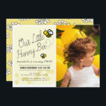 Niedlich Hunny Bee Yellow Kids Foto Geburtstagspar Einladung<br><div class="desc">Dieses niedliche Foto-Geburtstagsfest lädt mit fliegenden Hummel-/Honigbienen und Honigwaben auf hellgelbem Hintergrund zum Verweilen ein. Die Rückseite ist mit einem hellen Senfgelben Hintergrund mit Hummelmustern und Gänseblümchen versehen. Personalisieren Sie Ihre Bedürfnisse. Mehr passende Produkte finden Sie in meinem Geschäft.</div>