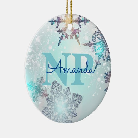 Niedlich Ice Blue Snowflake Personalisierter Name Keramik Ornament (Rechts)
