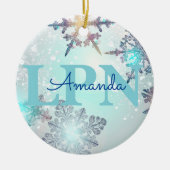 Niedlich Ice Blue Snowflake Personalisierter Name Keramik Ornament (Vorne)