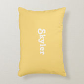 "niedlich" individueller Name - helles orangefarbe Dekokissen (Vorderseite(Vertikal))