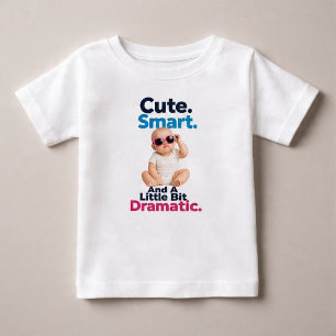 Niedlich. Intelligent. Und ein bisschen dramatisch Baby T-shirt