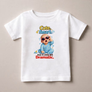 Niedlich. Intelligent. Und ein bisschen dramatisch Baby T-shirt