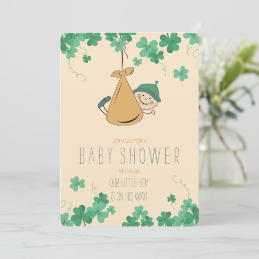 Niedlich irische Themed Kleeblatt Kinderdusche Einladung (Stehend Vorderseite)