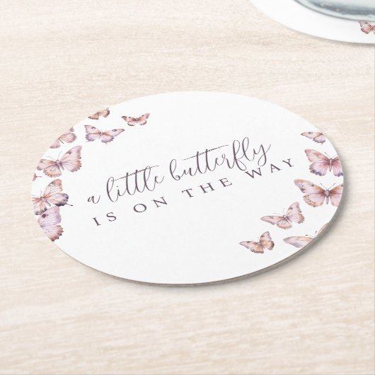 Niedlich ist ein kleiner Schmetterling auf dem Weg Runder Pappuntersetzer (Angewinkelt)