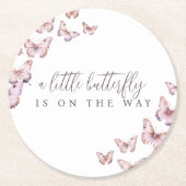 Niedlich ist ein kleiner Schmetterling auf dem Weg Runder Pappuntersetzer (Vorderseite)