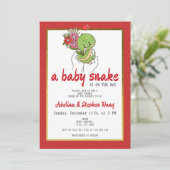 Niedlich ist eine Babynake unterwegs mit einer Red Einladung (Stehend Vorderseite)