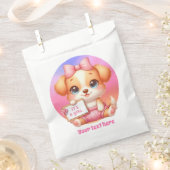 Niedlich ist es eine Babydusche, die sich an einen Geschenktütchen (Ausgeschnitten)