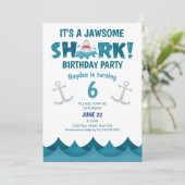 Niedlich ist es eine Jawsome Shark Birthday Party Einladung (Stehend Vorderseite)