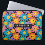 Niedlich Kawaii Groovy Daisy Personalisiert Name Laptopschutzhülle<br><div class="desc">Der niedliche,  farbenfrohe Kawaii Groovy Daisy Personalisierter Name Laptop Sleeve verfügt über einen groovy Blume Muster Hintergrund mit Ihrem benutzerdefinierten Text oder personalisierten Namen in der Mitte. Perfekt als Geschenk für Familie und Freunde zu Weihnachten,  Geburtstag,  Urlaub,  Muttertag,  Arbeitskollegen und mehr. Erstellt von ©Evco Studio www.zazzle.com/store/evcostudio</div>