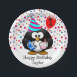 Niedlich Kid 1. Happy Birthday Pinguin Pappteller<br><div class="desc">Dieses niedliche, lustige, einzigartige Design hat einen Cartoon-Pinguin, der ein Geburtstagsgeschenk und einen Geburtstagskuchen trägt und einen niedliche Geburtstag-Hut mit einem farbenfrohen Polka-Dot-Hintergrund auf der Vorderseite trägt, mit den Worten "Happy Birthday Taylor". Sie können diesen Eintrag anpassen, indem Sie den Text in der Vorderseite nach Ihren Wünschen ändern. Was für...</div>