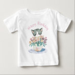 Niedlich Kitten | Happy Birthday Daughter Baby T-shirt<br><div class="desc">Ein niedliches Kätzchen,  das in einem Topf mit Blume sitzt,  wird auf diesem kinderweißen T.Shirt vorgestellt. Ihre Tochter wird in diesem Namen Tee bezaubernd aussehen. Um den Text zu bearbeiten,  klicken Sie auf die Schaltfläche Personalisieren. Dieses Design enthält A.I.</div>