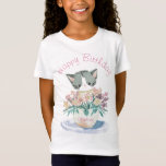 Niedlich Kitten | Happy Birthday Daughter White T-Shirt<br><div class="desc">Ein niedliches Kätzchen,  das in einem Topf von Blume sitzt,  wird auf diesem kinderweißen T.Shirt vorgestellt. Ihre Tochter wird diesen personalisierten Namen Tee Liebe. Um den Text zu bearbeiten,  klicken Sie auf die Schaltfläche Personalisieren. Dieses Design enthält A.I.</div>