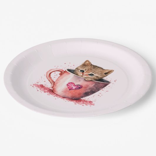 Niedlich Kitten in einem Teacup mit Herz Pappteller (Schrägansicht)