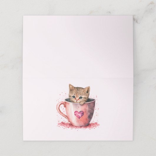 Niedlich Kitten in einem Teacup mit Herz Platzkarte (Außenseite Aufgefaltet)