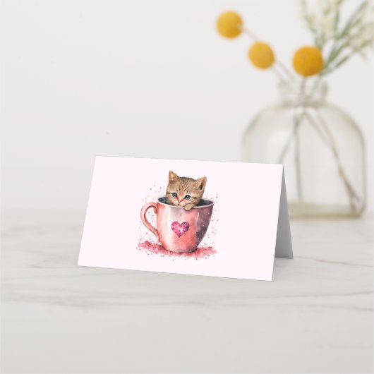 Niedlich Kitten in einem Teacup mit Herz Platzkarte (Vorderseite)