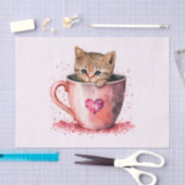 Niedlich Kitten in einem Teacup mit Herz Seidenpapier (Handwerk)