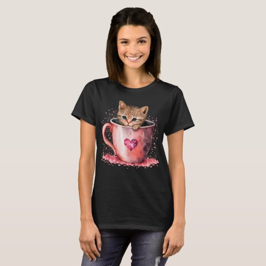 Niedlich Kitten in einem Teacup mit Herz T-Shirt (Vorne ganz)