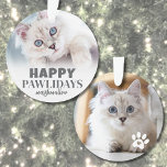 Niedlich Kitty Cat Foto Happy Pawlidays Ornament<br><div class="desc">Personalisierte "Happy PAWlidays" Cat Foto Ornament. Mit diesem lustigen Katzenschmuck, der perfekt für die geeignet ist, die ein schelliges Kätzchen, eine sassy Kätzchen oder ein beliebtes Furbaby lieben, lassen Sie Ihren Aufenthalt in Ihrem Zimmer angenehm und gemütlich werden. Auf der Vorderseite steht der festliche Text "Happy PAWlidays" als spielerische Drehung...</div>