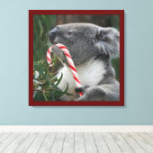 Niedlich Koala Eating Candy Cane Leinwanddruck (Insitu (Holzboden))
