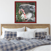 Niedlich Koala Eating Candy Cane Leinwanddruck (Insitu (Schlafzimmer))