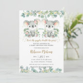 Niedlich Koala Greenery Twins Boy Girl Baby Dusche Einladung (Stehend Vorderseite)