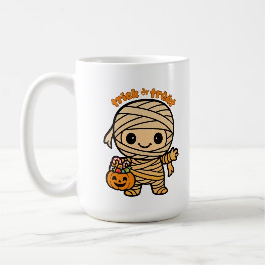 Niedlich lächelnd Mama Kid mit Kürbiscreme Kaffeetasse (Links)