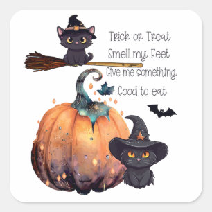 Niedlich lächelnde Katzen mit Halloween Kürbis. Ke Quadratischer Aufkleber