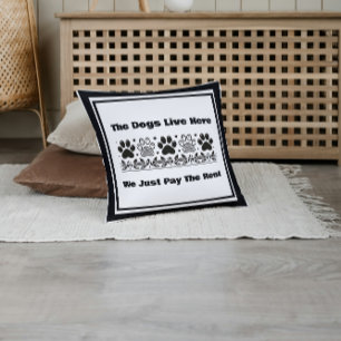 Niedlich leben die Hunde hier Kissen