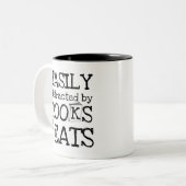 Niedlich leicht abgelenkt von Büchern und Katzen Zweifarbige Tasse (Vorderseite Links)