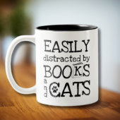 Niedlich leicht abgelenkt von Büchern und Katzen Zweifarbige Tasse