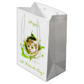 Niedlich Leprechaun St. Patrick's Day Mittlere Geschenktüte (Rückseite Schrägansicht)