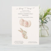 Niedlich Light Pink Baby Bunny Ostergeburt Einladung (Stehend Vorderseite)