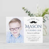 Niedlich Litman Mustache erste Geburtstagspartei Einladung (Stehend Vorderseite)