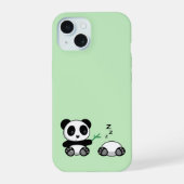 Niedlich Little Pandas auf Green iPhone 15 Hülle (Rückseite)