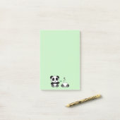 Niedlich Little Pandas auf Green Post-it Klebezettel (Auf Schreibtisch)