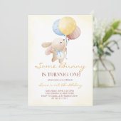 Niedlich macht sich etwas Bunny einen Geburtstag Einladung (Stehend Vorderseite)