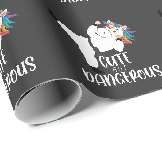 Niedlich Martial Arts Dangerous Unicorn Karate Geschenkpapier (Rolleneckpunkt)