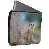 Niedlich Meerkat Sat on Tree Laptopschutzhülle (Vorne Rechts)