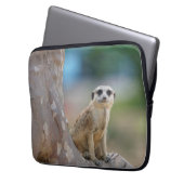 Niedlich Meerkat Sat on Tree Laptopschutzhülle (Vorderseite Links)