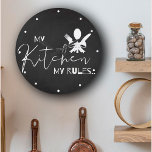 Niedlich MEIN KÜCHEN MEINE REGELN Schwarz-weiße Ty Große Wanduhr<br><div class="desc">Niedlich MEINE KÜCHE MEINE REGELN Schwarz-weiße Typografie Große Uhr . "MY KITCHEN MY RULES" Zitat in Weiß auf schwarzem Hintergrund in einem hübschen Typografie-Stil macht es perfekt für die Küchendekoration. Für jede Anpassung,  kontaktieren Sie mich bitte unter mypaperlove2021@gmail.com</div>