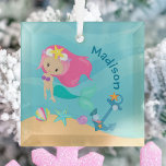 Niedlich Mermaid Girl Beach Personalisiert Weihnac Ornament Aus Glas<br><div class="desc">Niedliches Weihnachtsgeschenk für Meerjungfrau,  das ein zauberhaftes,  rosa haariges Mädchen mit einem coolen aquamarinen Schwanz beherbergt,  das neben schönen Muscheln im Ozean schwimmt. Cooles Geschenk für ein Strandmädchen,  das schwimmen Lieben.</div>